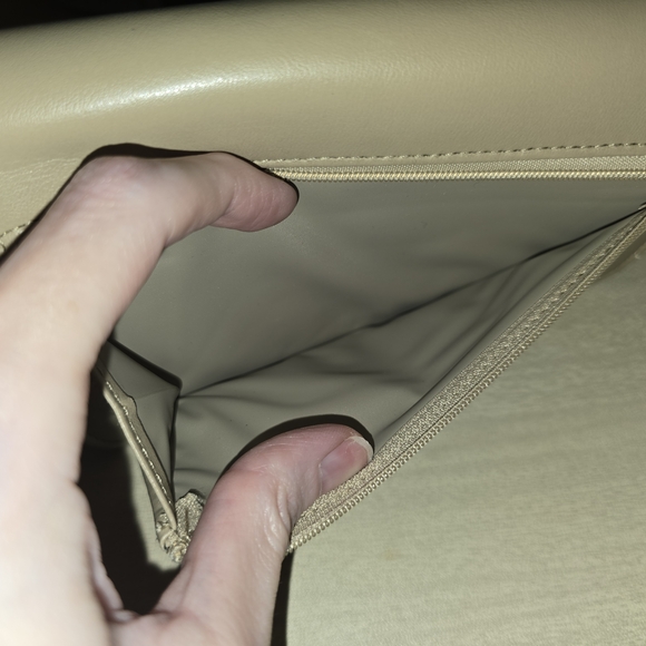 Buxton Tan Wallet/Crossbody, Excellent Condition, Missing Chain - Picture 10 of 13